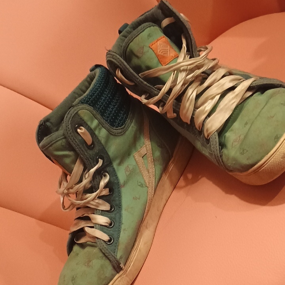 Stylish Green High-Top Athletic Shoes